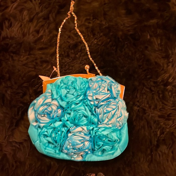 Silky bag with kiss lock closure, chain to wear on shoulder or clutch option. - Picture 1 of 8